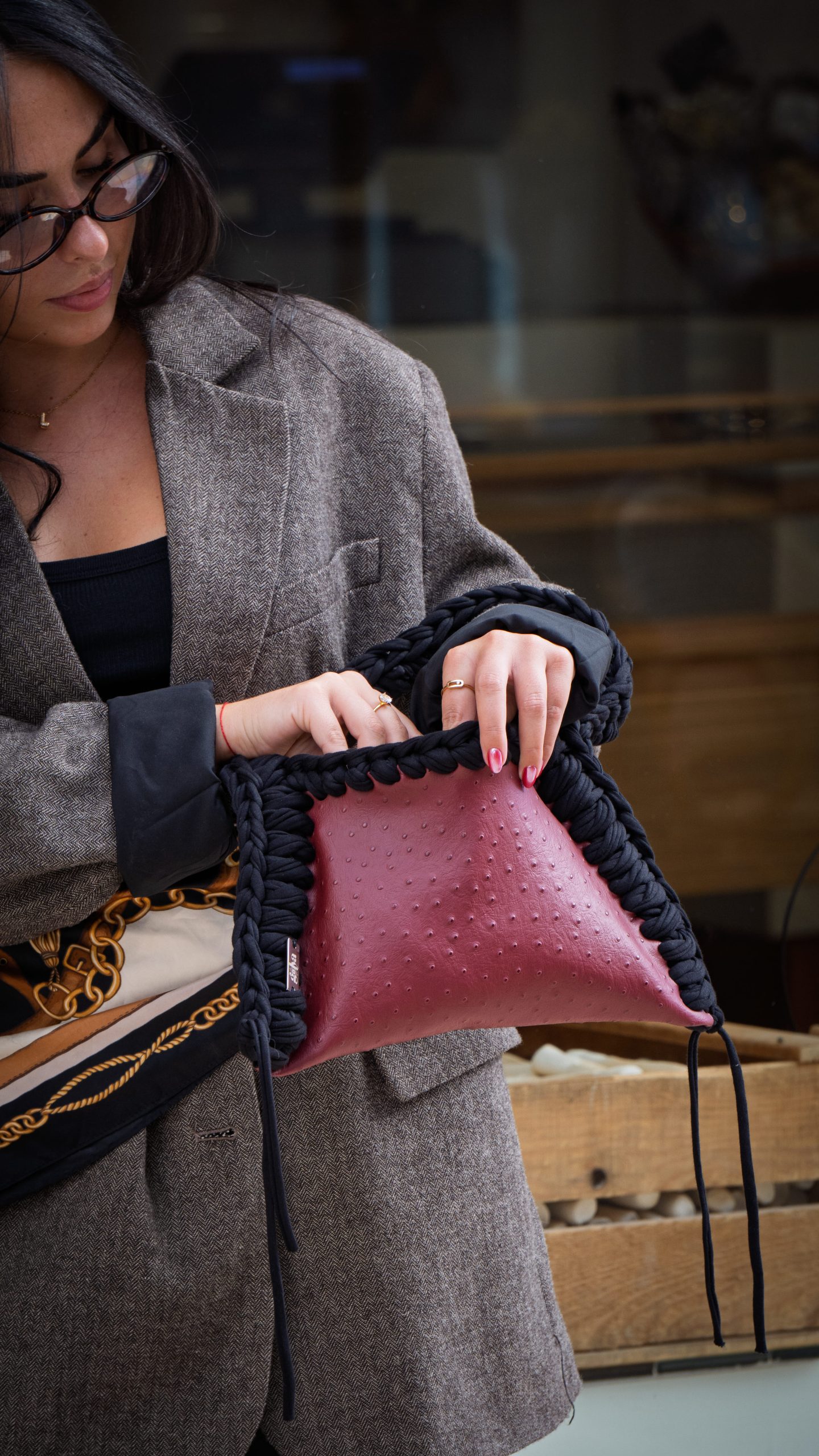 BILLIE - SIMILI CUIR AUTRUCHE BORDEAUX / NOIR – Image 3